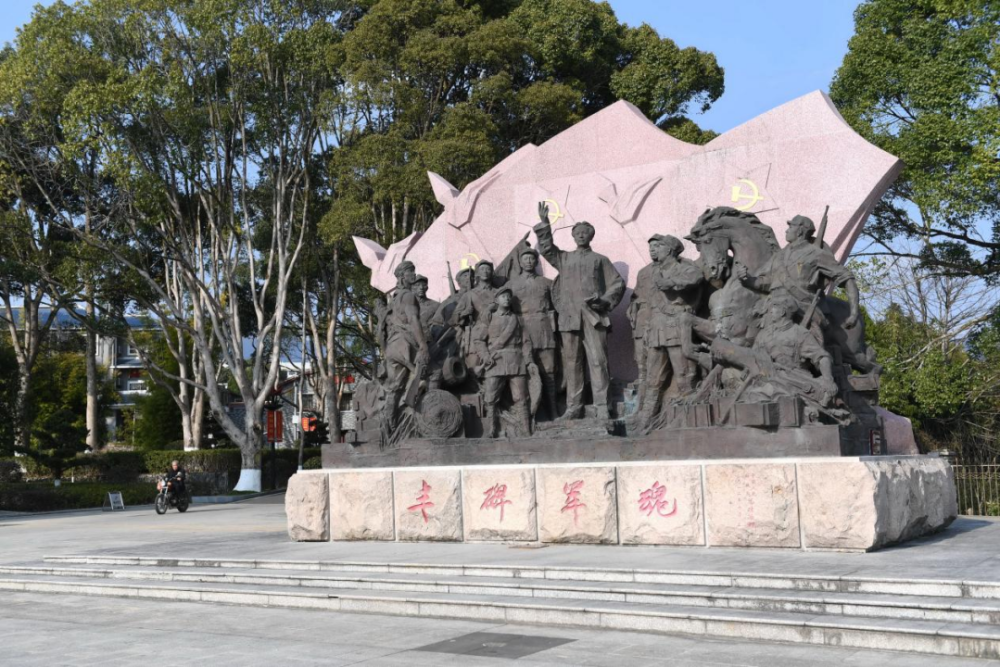 古田會議紀念館前的“豐碑軍魂”雕塑群（ 2021年1月25日攝）。新華社記者林善傳攝